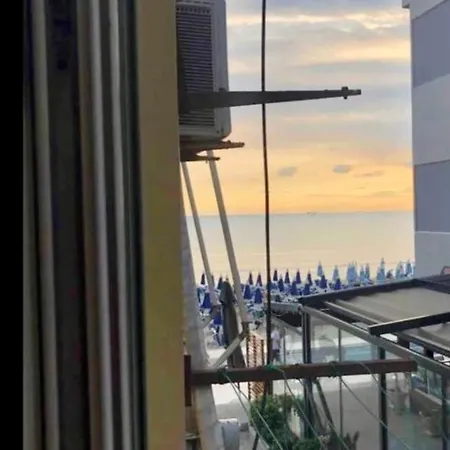 Livi Beachfront Apartment Durrës Esterno foto
